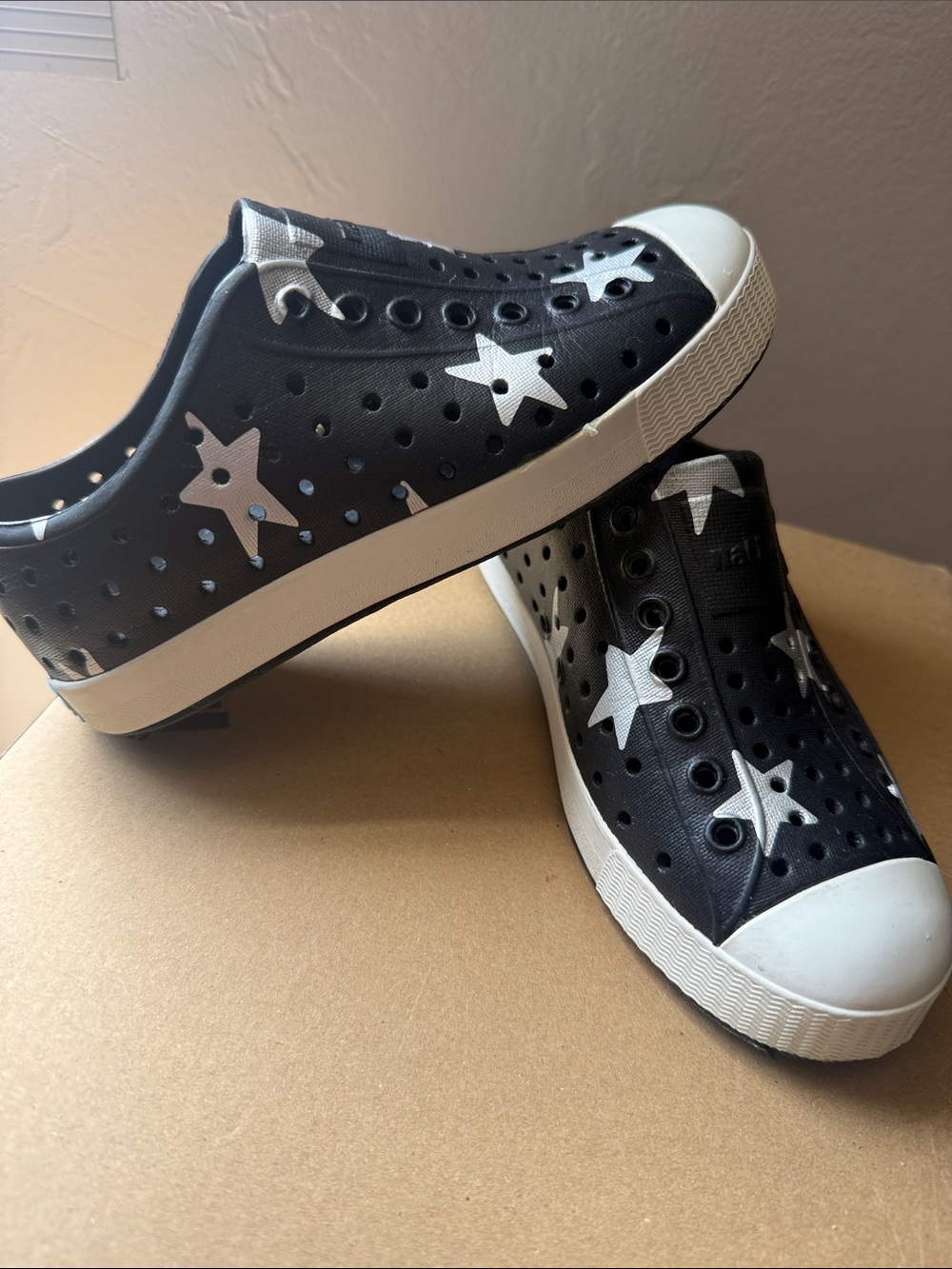 Native Jefferson Star Kids Black Slip-On Sneakers with White Stars